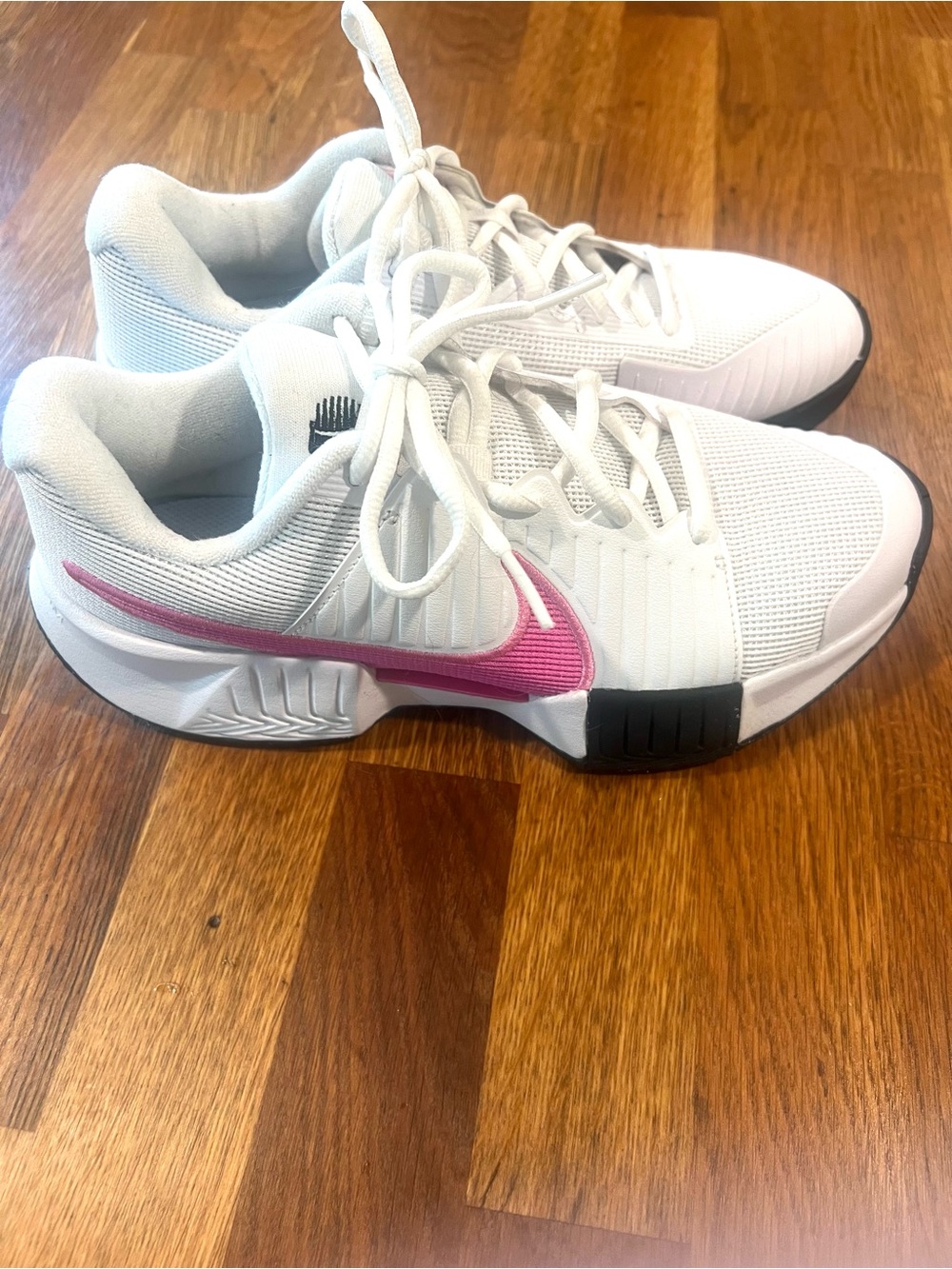 NWOT Nike Women's Tennis OP Challenge white with Pink Swoosh size 8